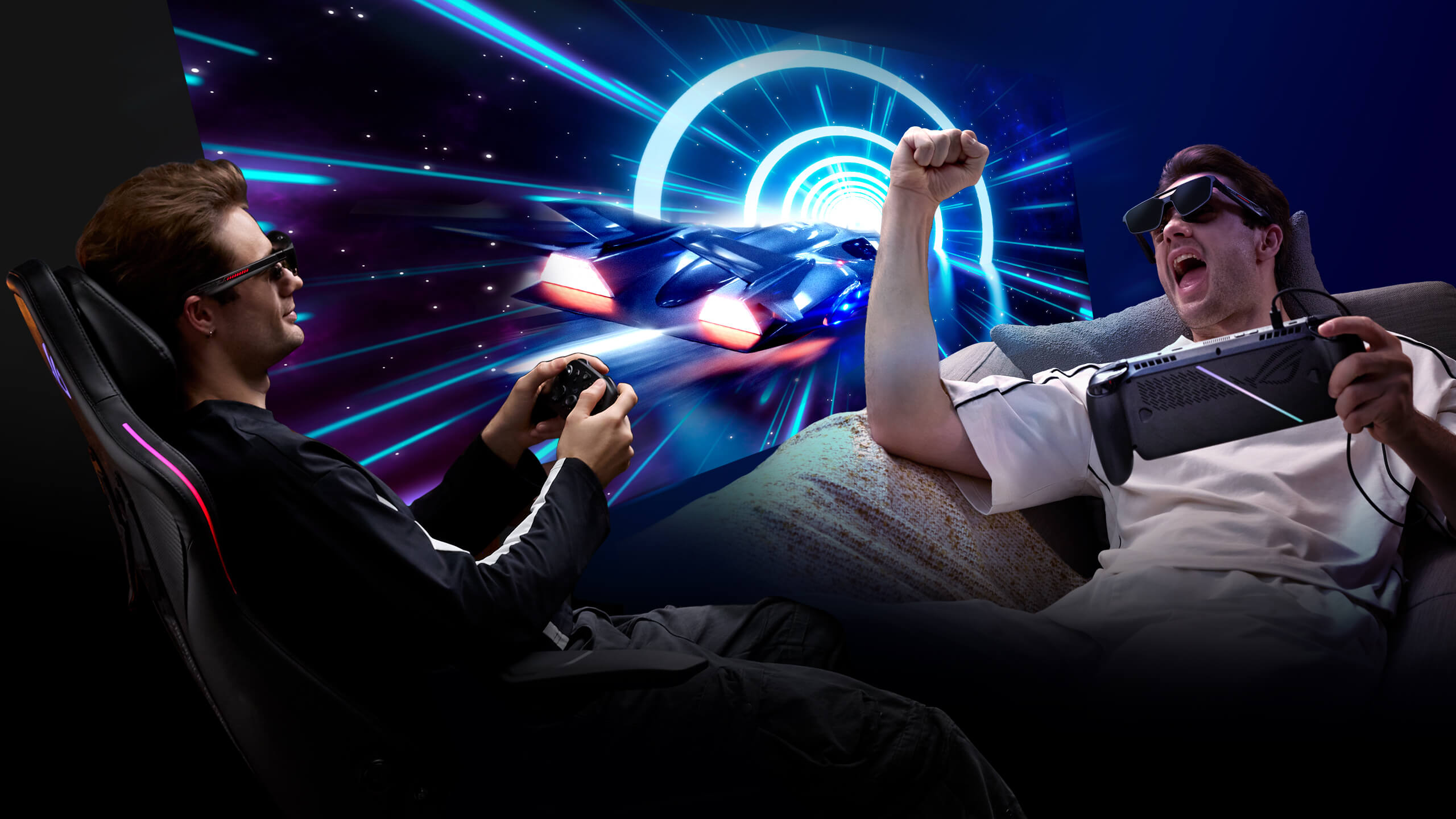 Двое мужчин играют в футуристическую космическую игру в игровых AR-очках ROG R1: один на ПК с контроллерами, другой на портативной консоли ROG Xbox Ally.